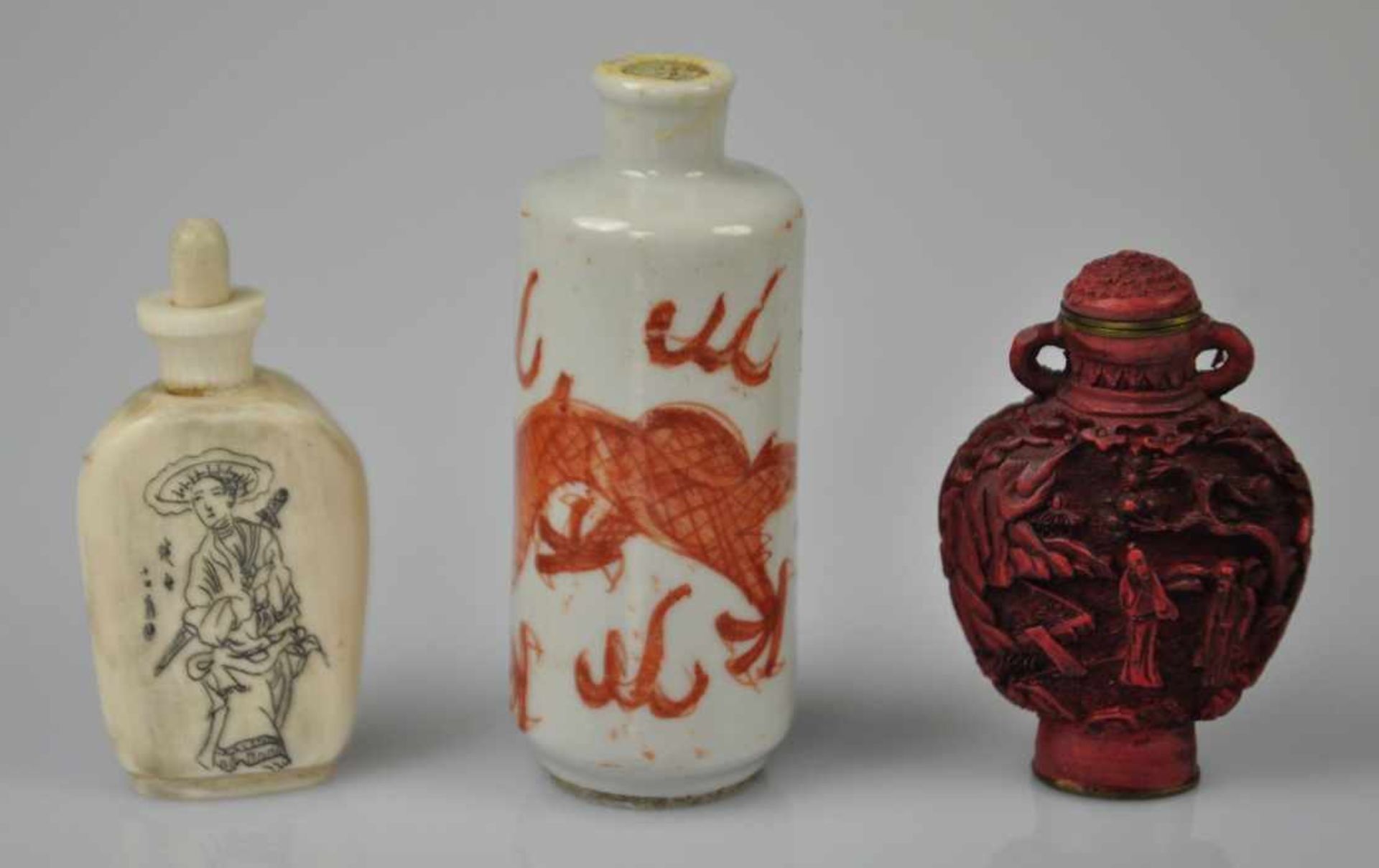 3 SNUFF BOTTLES bestehend aus einer Snuff bottle aus Porzellan mit rotem Drachen bemalt, eine aus - Image 2 of 2