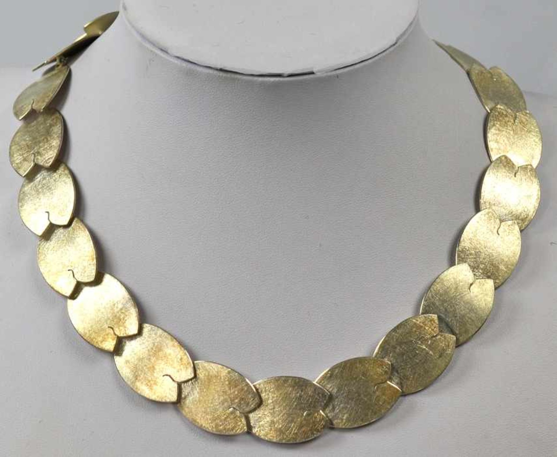 COLLIER aus grossen, ovalen Blättern mit strukturierter, satinierter Oberfläche, Steckverschluß - Bild 2 aus 2