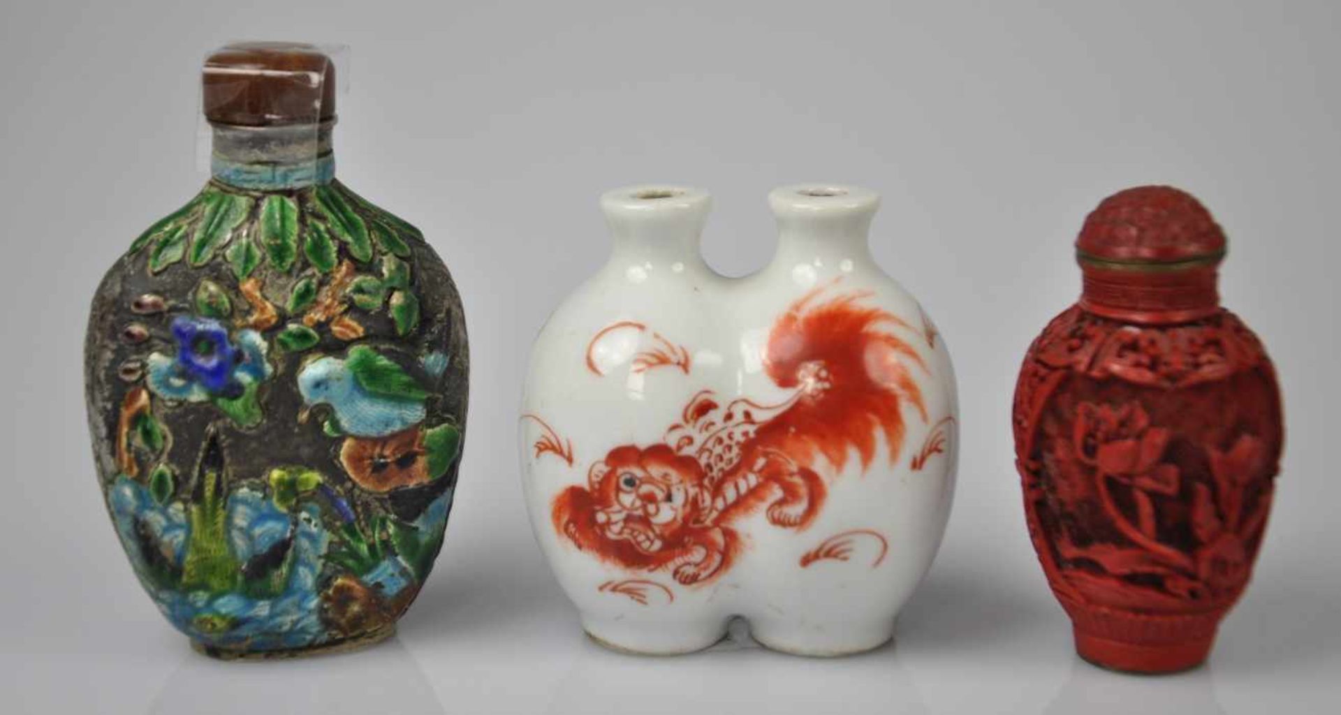 3 SNUFF BOTTLES bestehend aus einer Bottle aus Porzellan dekoriert mit rotem Drachen, einer aus