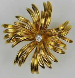 BLÜTENBROSCHE mit kleinem Diamant, Gelbgold 18ct, 12,2g, D 31mm