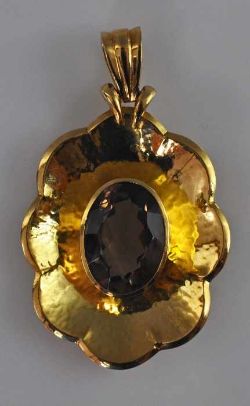 ANHÄNGER große, flache Goldblüte mit Hammerschlagdekor und ovalem, geschliffenem Rauchquartz in