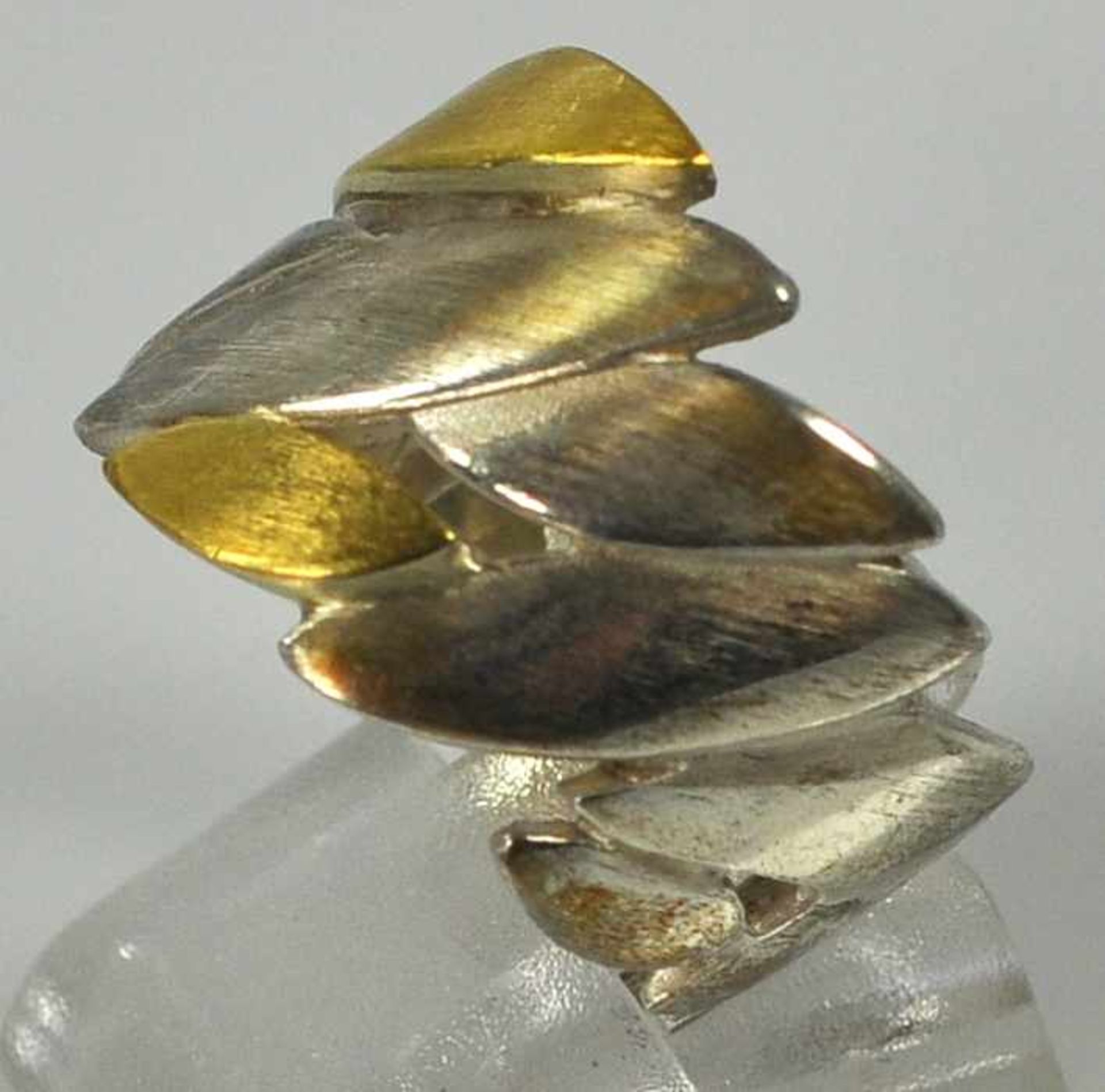BREITER RING aus unregelmässig arrangierten blattförmigen Elementen, Sterlingsilber teilvergoldet, - Bild 2 aus 2