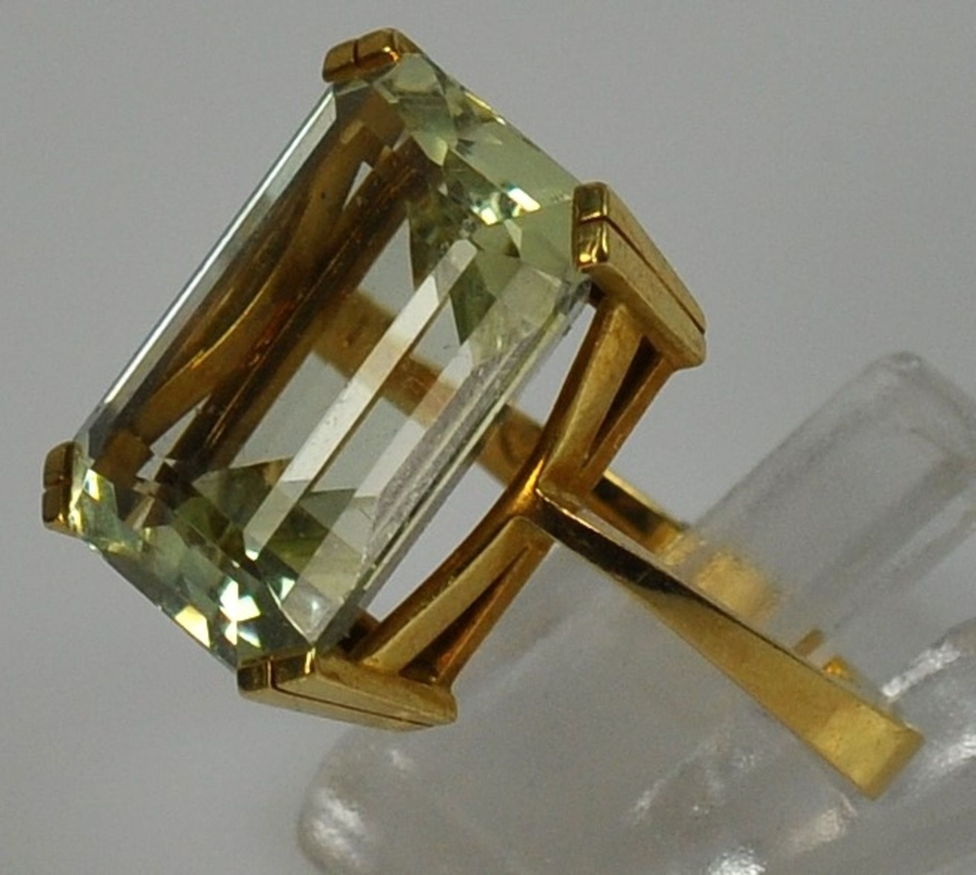 RING großer, rechteckiger hellgrüner Beryll mit Treppenschliff, 19x14mm in seitlich durchbrochener - Bild 3 aus 3