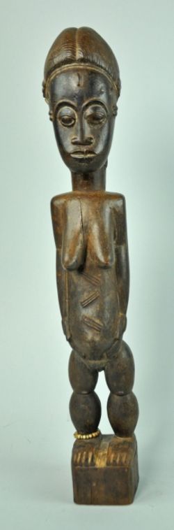 STEHENDE WEIBLICHE FIGUR vollrund geschnitzt, Tropenholz mit Patina, Baule, H 43cm