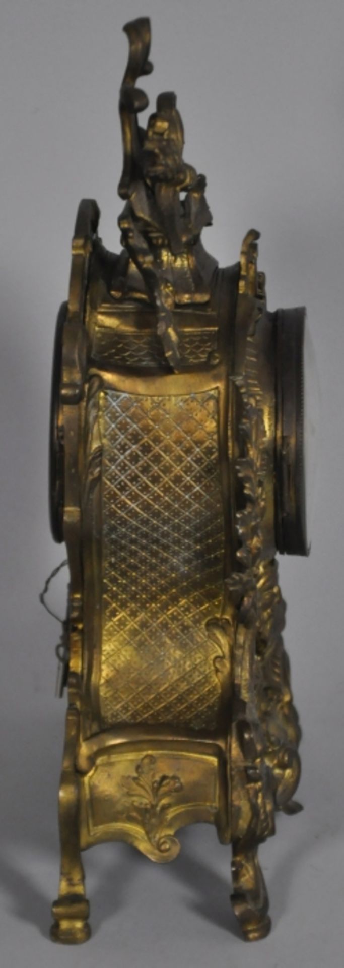 KAMINUHR reich dekorierter Stand, Metall vergoldet, altersbedingt leicht gedunkelt, darin Uhr mit - Bild 2 aus 2