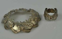 ARMBAND mit Ring, Armband aus 10 Gliedern in Fischform, der Verschlußfisch für den Hakenverschluß