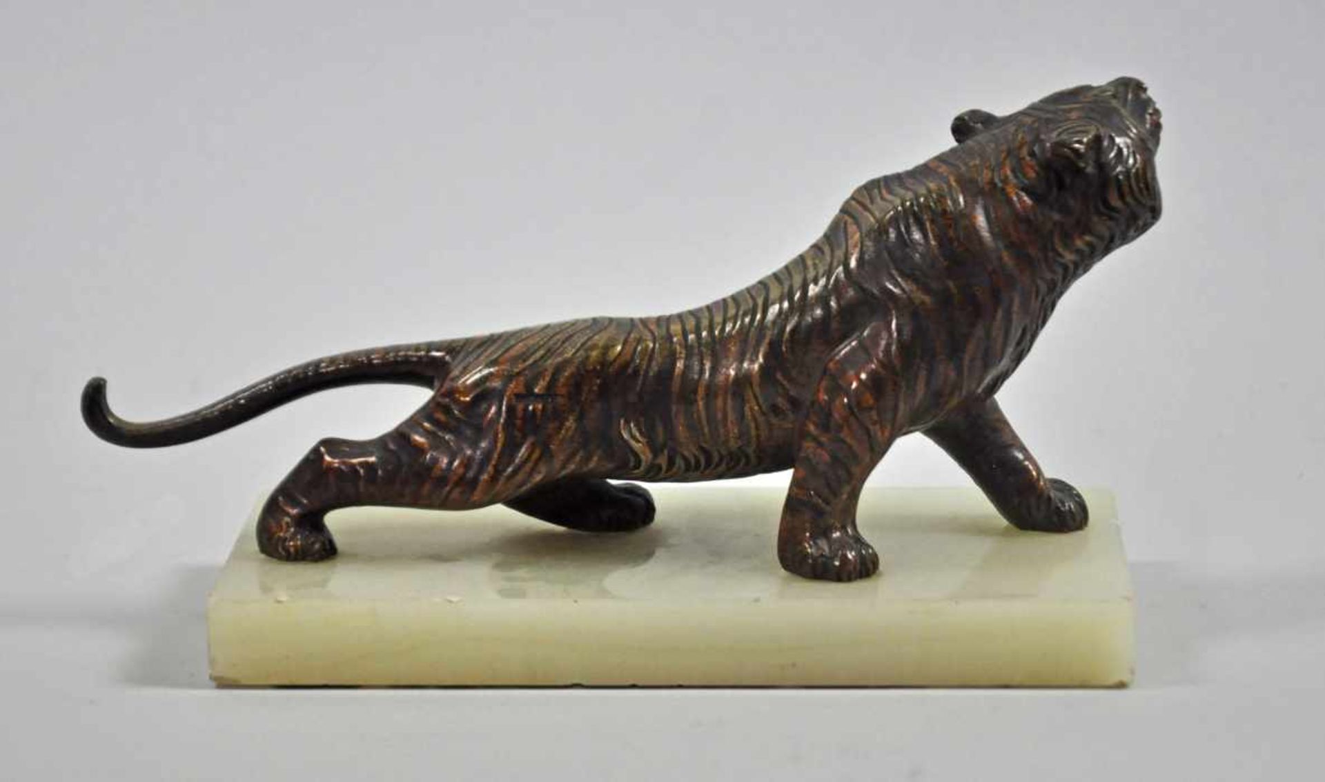 SCHREITENDER TIGER vollrunde, braun patinierte Bronze auf grüner Marmorplatte, 20.Jh., H 13cm, B - Image 3 of 3