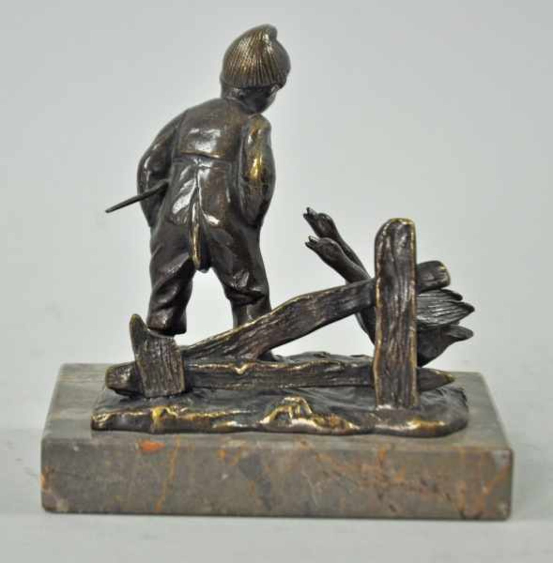 GÄNSEHIRTE Junge mit zwei Gänsen, hinter ihm ein Zaun, Bronze patiniert, auf rechteckiger - Image 2 of 2