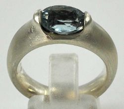 AQUAMARIN-RING ovaler, geschliffener Aquamarin 9x7mm in moderner, satinierter Sterlingsilberfassung,