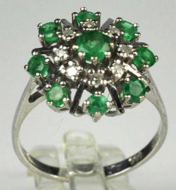 RING runde Schauseite besetzt mit 9 geschliffenen Smaragden und einem Diamantband von 0,18ct um