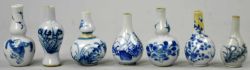 7 MINIATUR-VASEN "Doll-house-vases" dekoriert in Blaumalerei, China, H 7cm(größte), teilw. min.