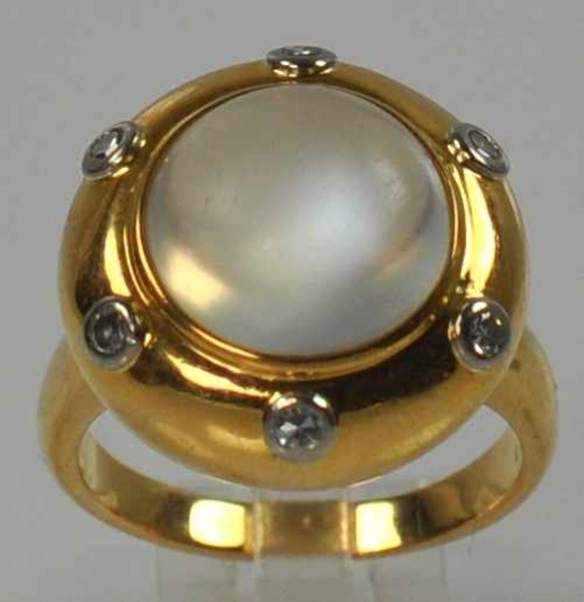 RING rund, mittig mattierter Mondsteincabochon mit starken Gebrauchsspuren, am Fassungsrand