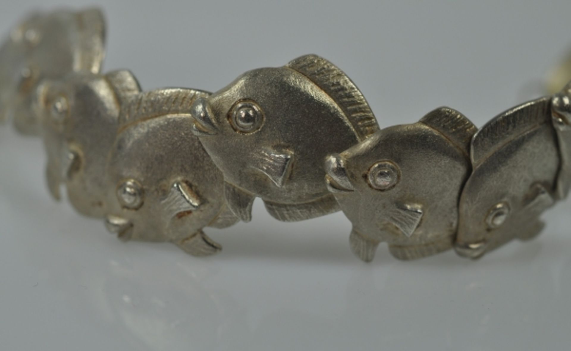 ARMBAND mit Ring, Armband aus 10 Gliedern in Fischform, der Verschlußfisch für den Hakenverschluß - Bild 3 aus 5