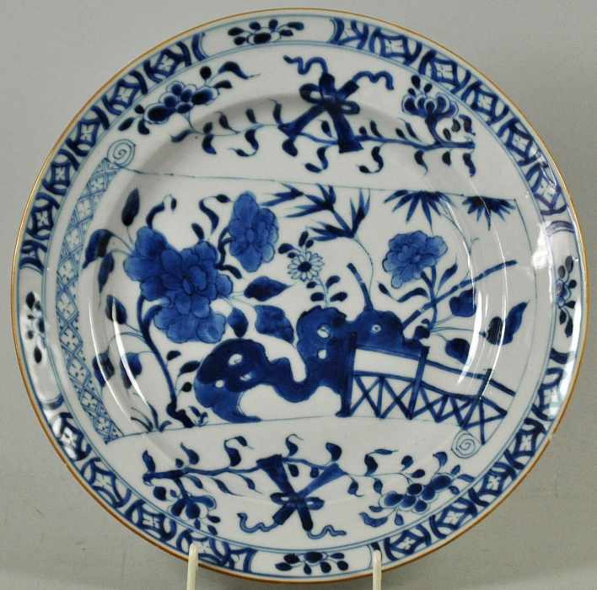 TELLER dekoriert in Blaumalerei mit floralen Motiven, China, 20.Jh., D 28cm, Rand min. best.