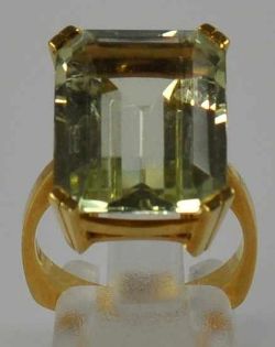 RING großer, rechteckiger hellgrüner Beryll mit Treppenschliff, 19x14mm in seitlich durchbrochener