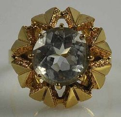 RING mit geschliffenem, rundem, hellblauem Stein D 10mm, wohl Aquamarin, in moderner Gelbgoldfassung