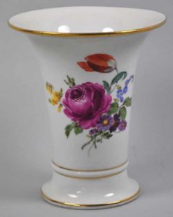 VASE trichterförmig mit weit ausgestelltem Rand, dekoriert mit polychromer Blütenmalerei,