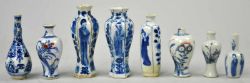 8 MINIATUR-VASEN "Doll-house-vases", dekoriert in Blaumalerei, teilweise mit roten Akzenten,