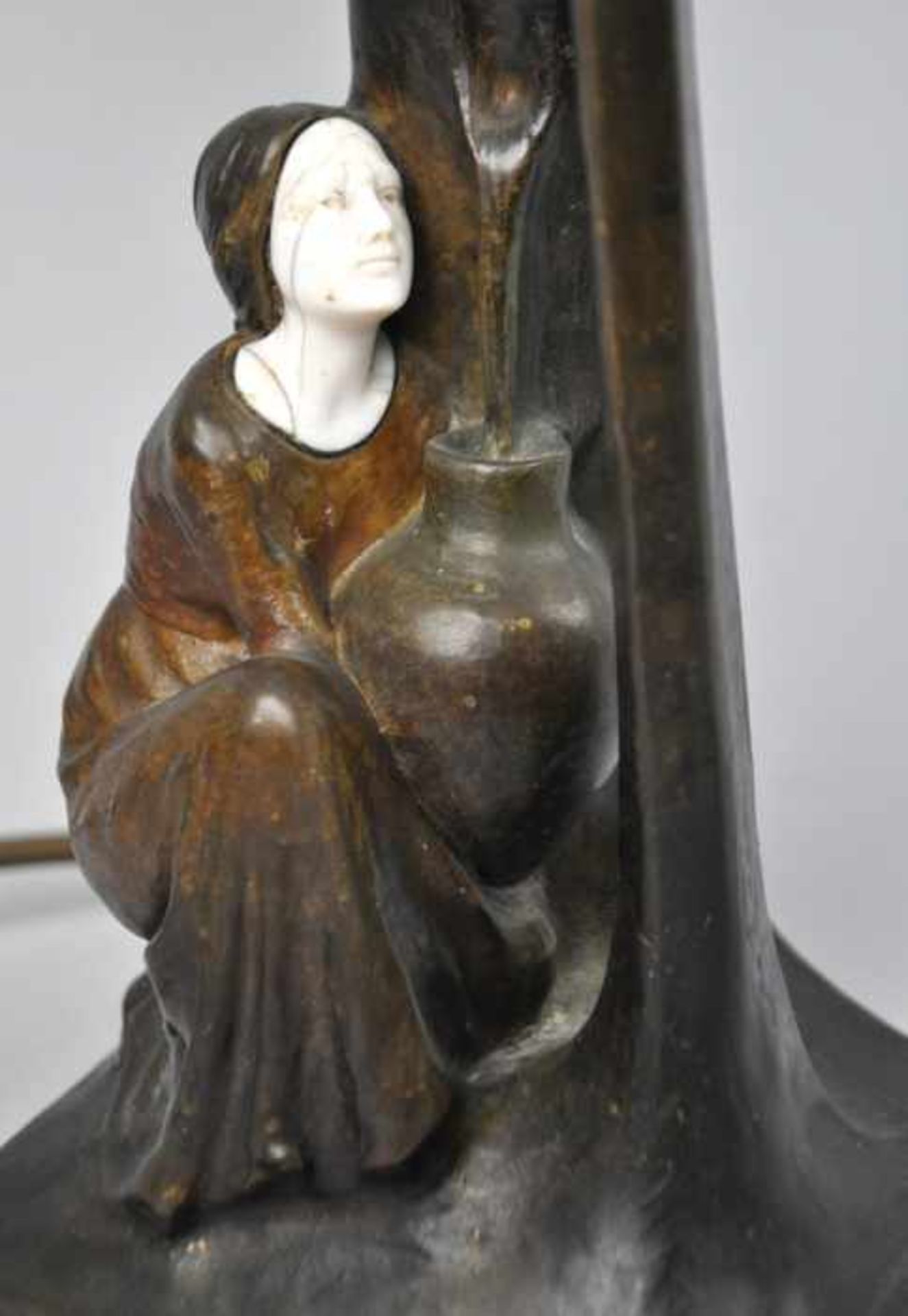 TERESZCZUK Peter (1875 Wybudow - 1963 Wien) Tischlampe mit sitzender Dame, Jugendstil, um 1900, - Image 3 of 4