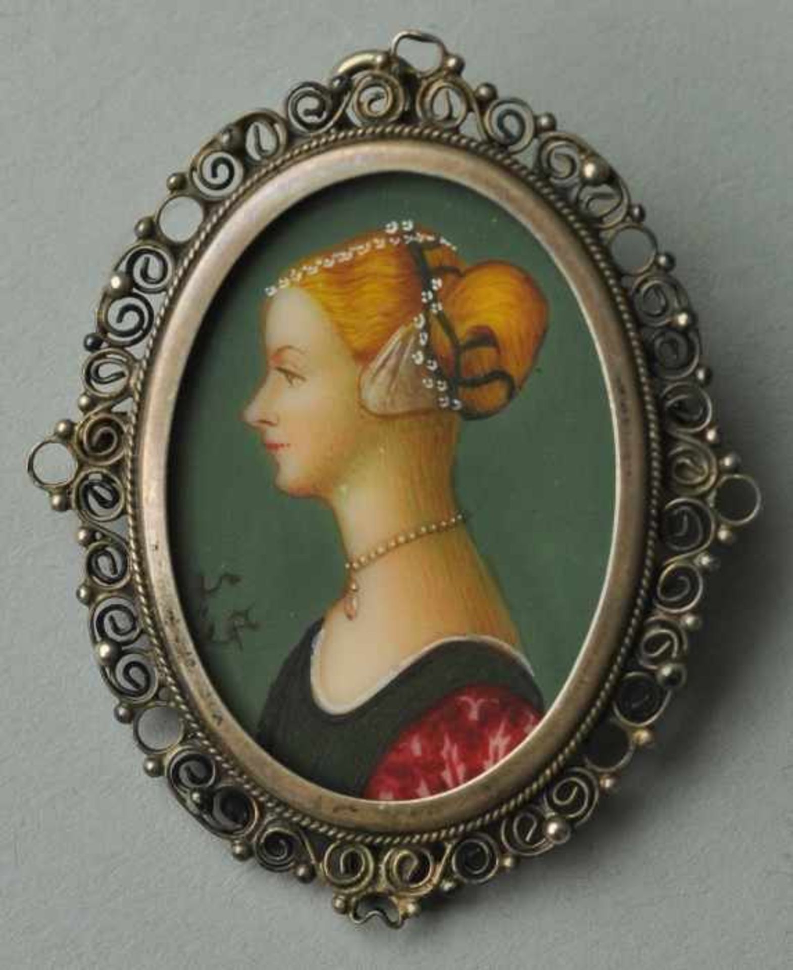 ANHÄNGER/BROSCHE ovales Damenportrait im Profil, farbige Miniaturmalerei nach Piero del