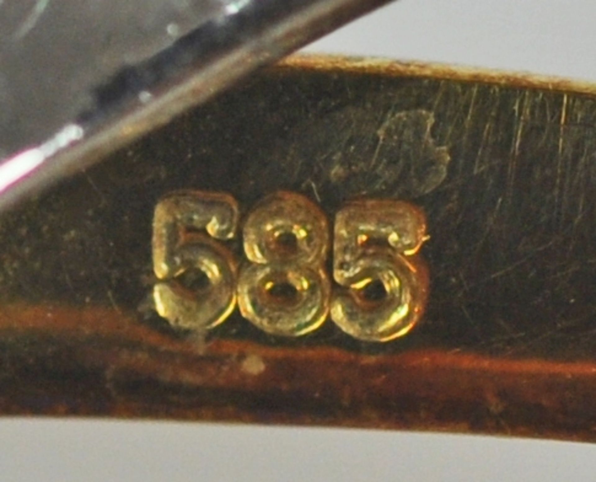 BROSCHE Blattform aus 4 Gelbgoldbögen, in deren Mitte Weißgoldbogen besetzt mit 8 Diamanten, und - Bild 2 aus 2