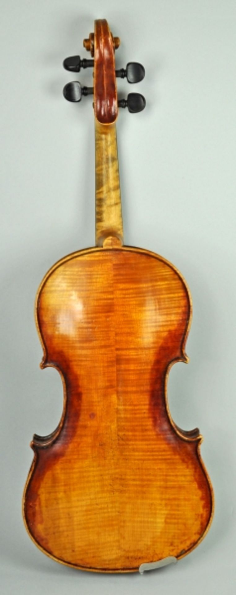 GEIGE 1880/1900, sächsisches Instrument, rückseitig signiert J. Herrmann Berlin, - Bild 2 aus 3