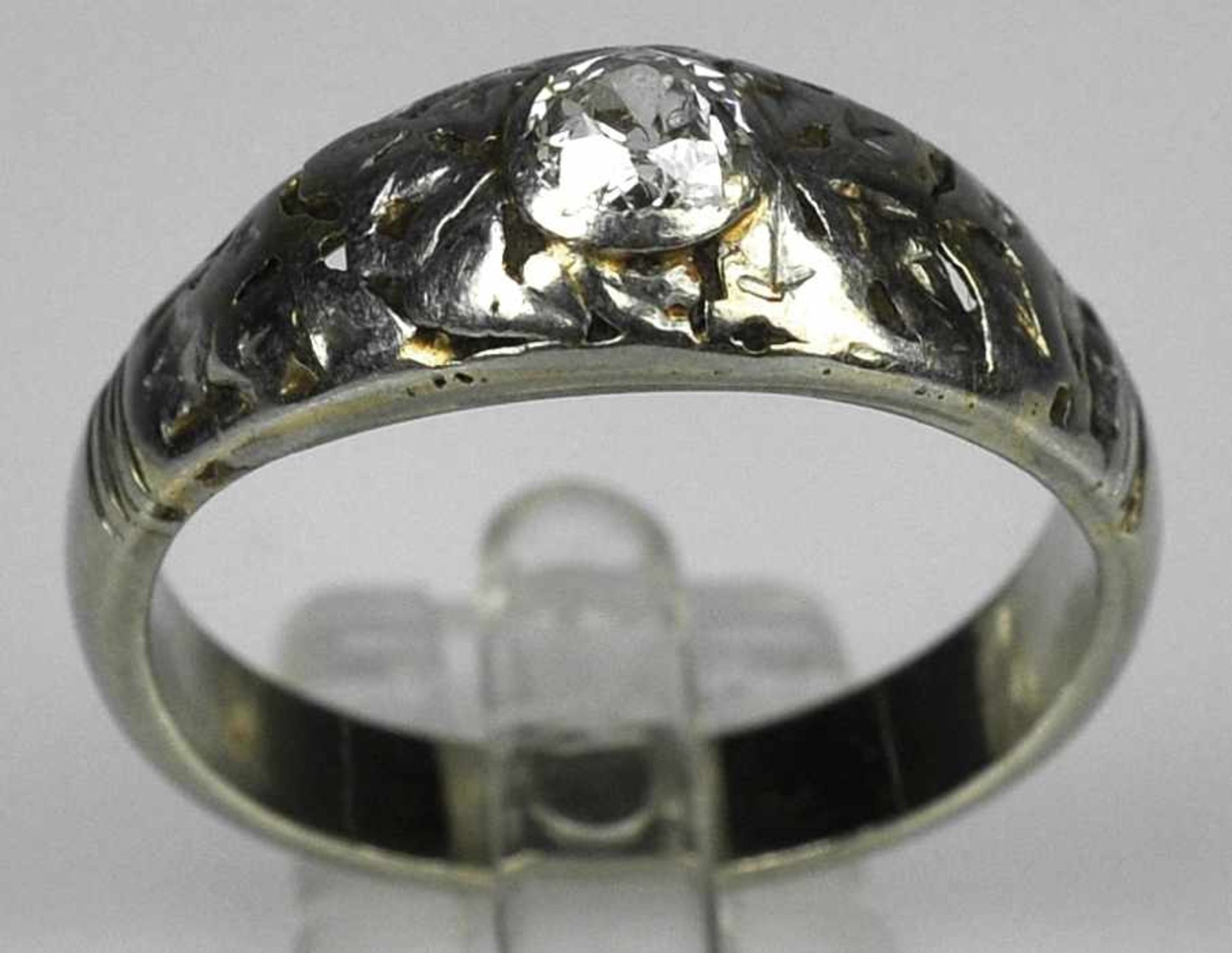 DIAMANTRING antik, Solitärdiamant im Altschliff um 0,25ct in Fassung mit durchbrochenem Dekor,