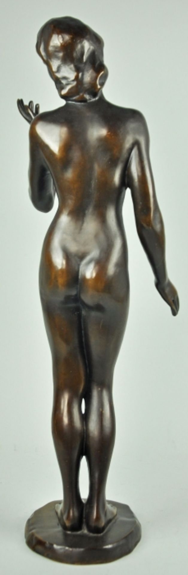 BRONZESKULPTUR "Weiblicher Akt" in aufrechtstehender Pose, braun patinierte Bronze, auf runder - Image 2 of 2
