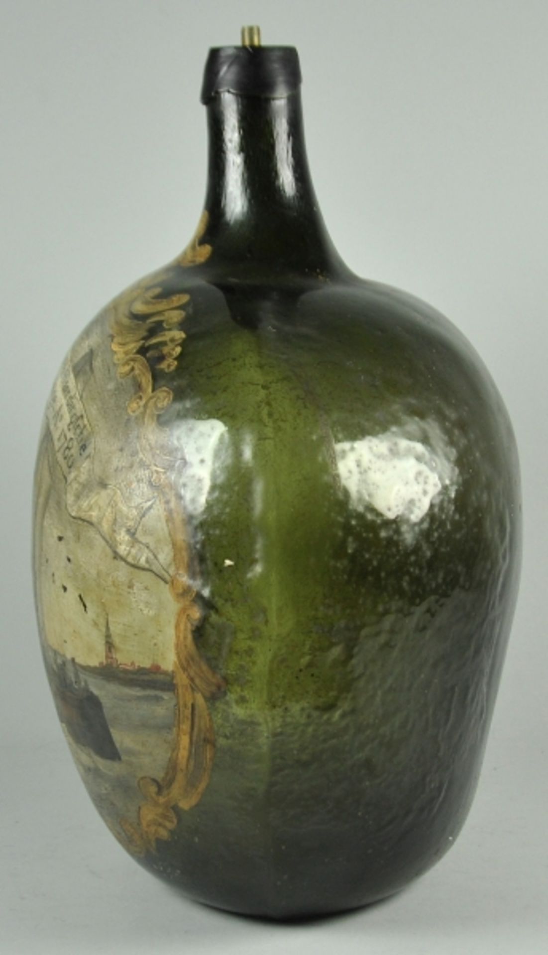 GLASFLASCHE dunkelgrünes mundgeblasenes Glas, auf der Vorderseite Darstellung einer Seeschlacht in - Image 2 of 3