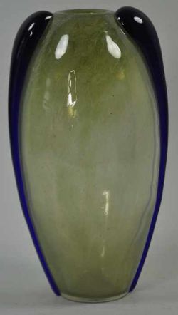 VASE Eiform, hellgrünes Glas mit seitlichen dunkelblauen henkelförmigen Applikationen, WMF, um 1930,