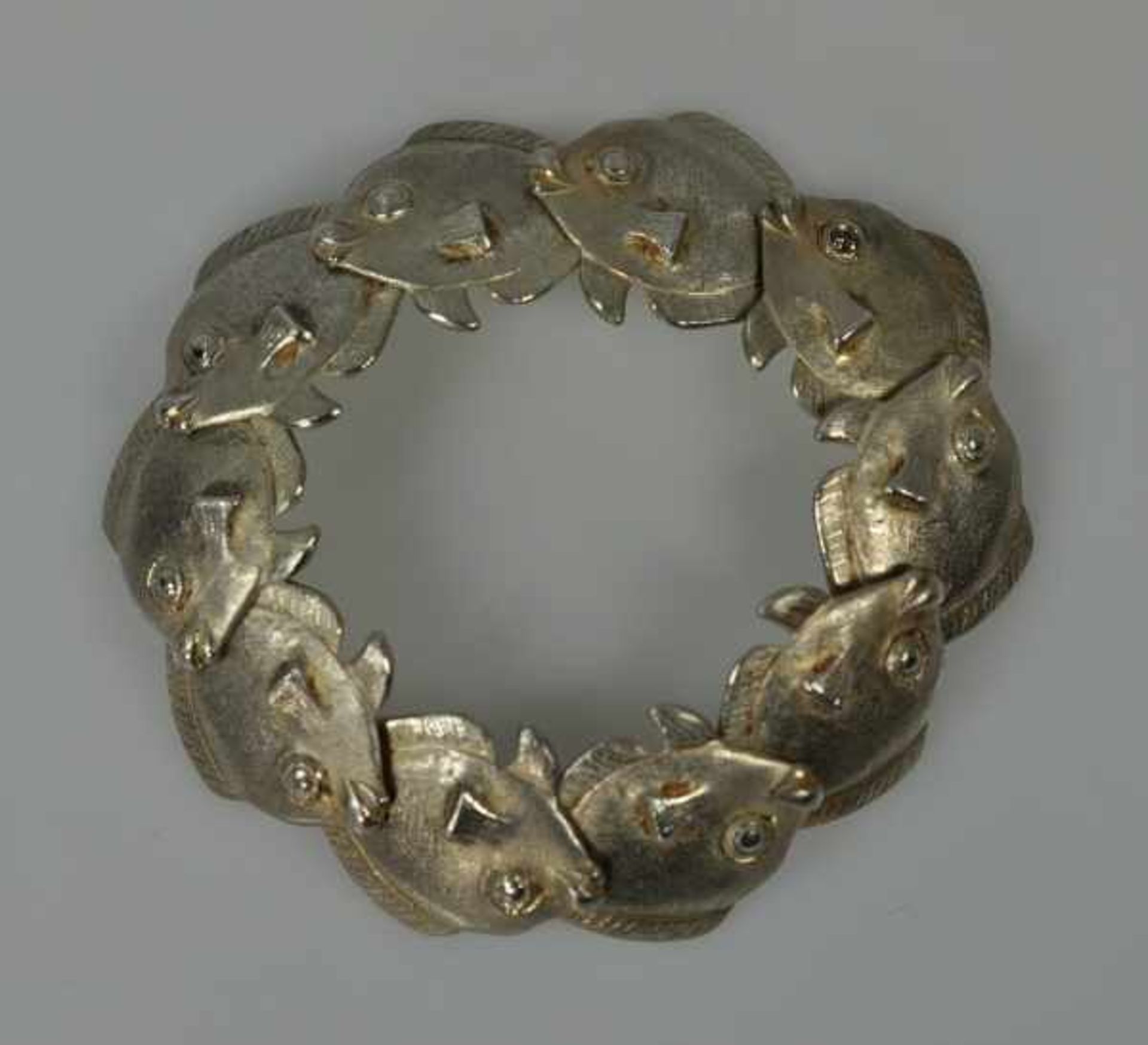 ARMBAND mit Ring, Armband aus 10 Gliedern in Fischform, der Verschlußfisch für den Hakenverschluß - Bild 2 aus 5