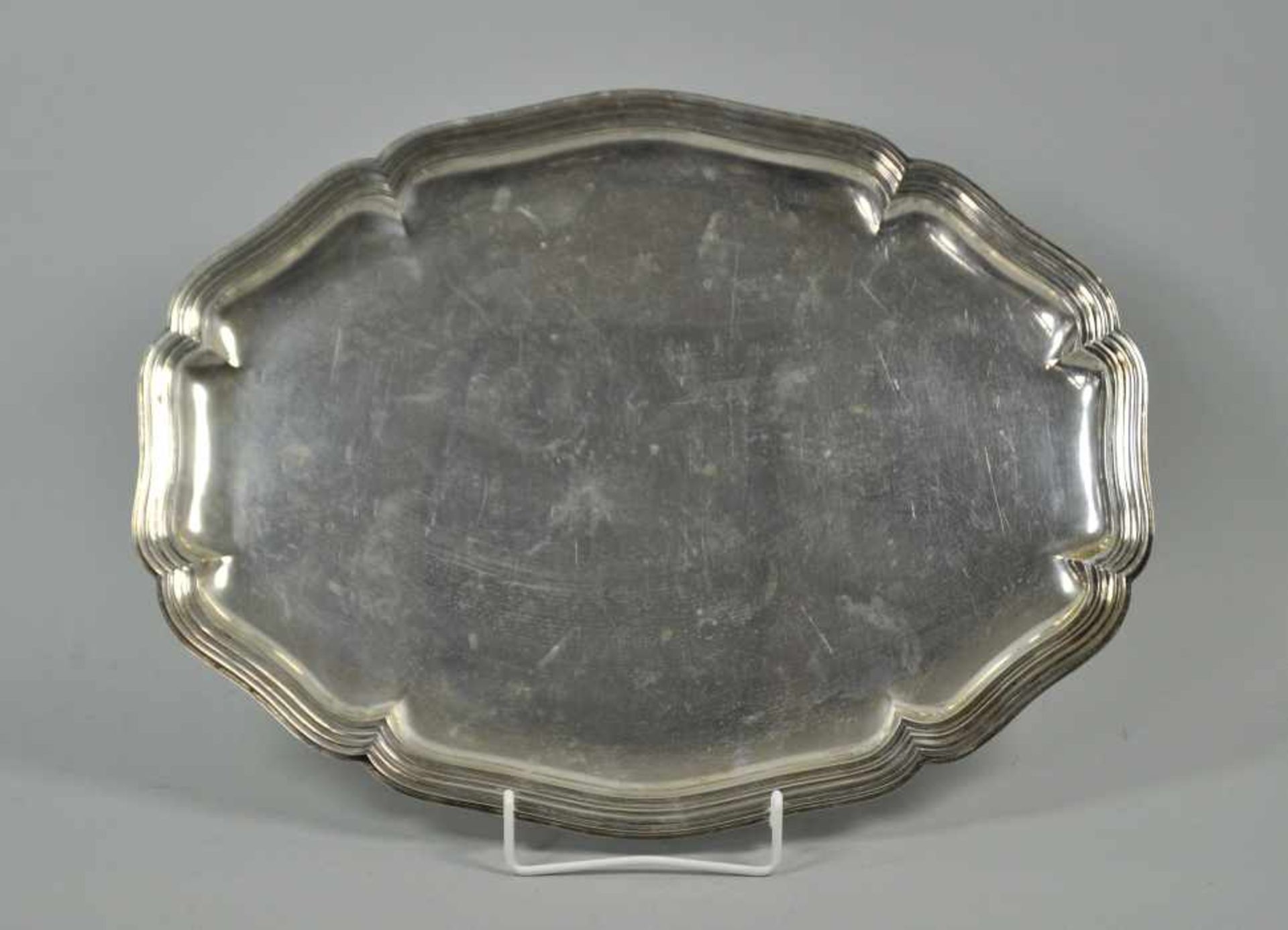 TABLETT oval, passig geschwungen mit leicht getrepptem Rand, Silber 835, 720gr, 42x32cm