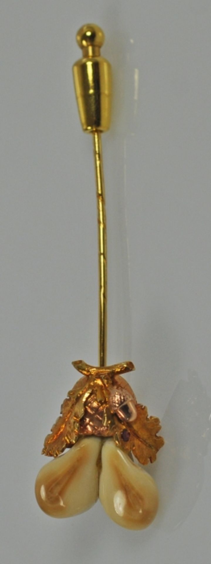 KRAVATTENNADEL 2 Grandln mit Eichenblättern, Eichel mit kleinem Rubin besetzt, Gold 18ct, 6,8g, L