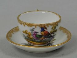 TASSE mit Untertasse, Miniatur, polychrome Bemalung mit Vogelmotiven, Goldrand, Schwertermarke