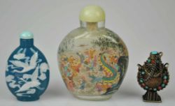 3 SNUFF BOTTLES eine aus Glas mit aufwendiger Innenbemalung mit Personen u. Drache, eine aus