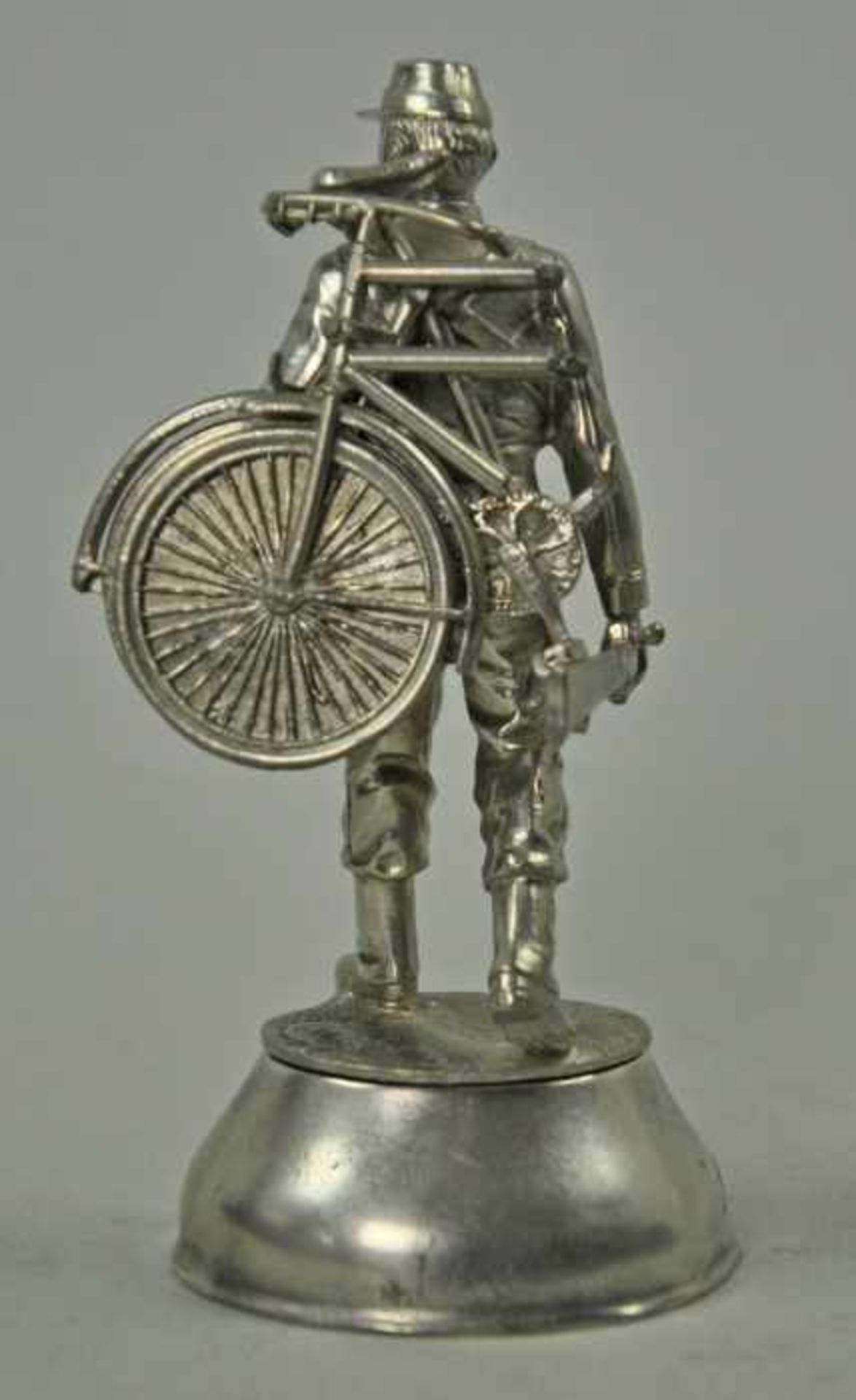 BELGISCHER SOLDAT auf dem Rücken ein Fahrrad, bez. unter der Basis "Belg Cyclist", Zinn, H 11cm - Image 2 of 4