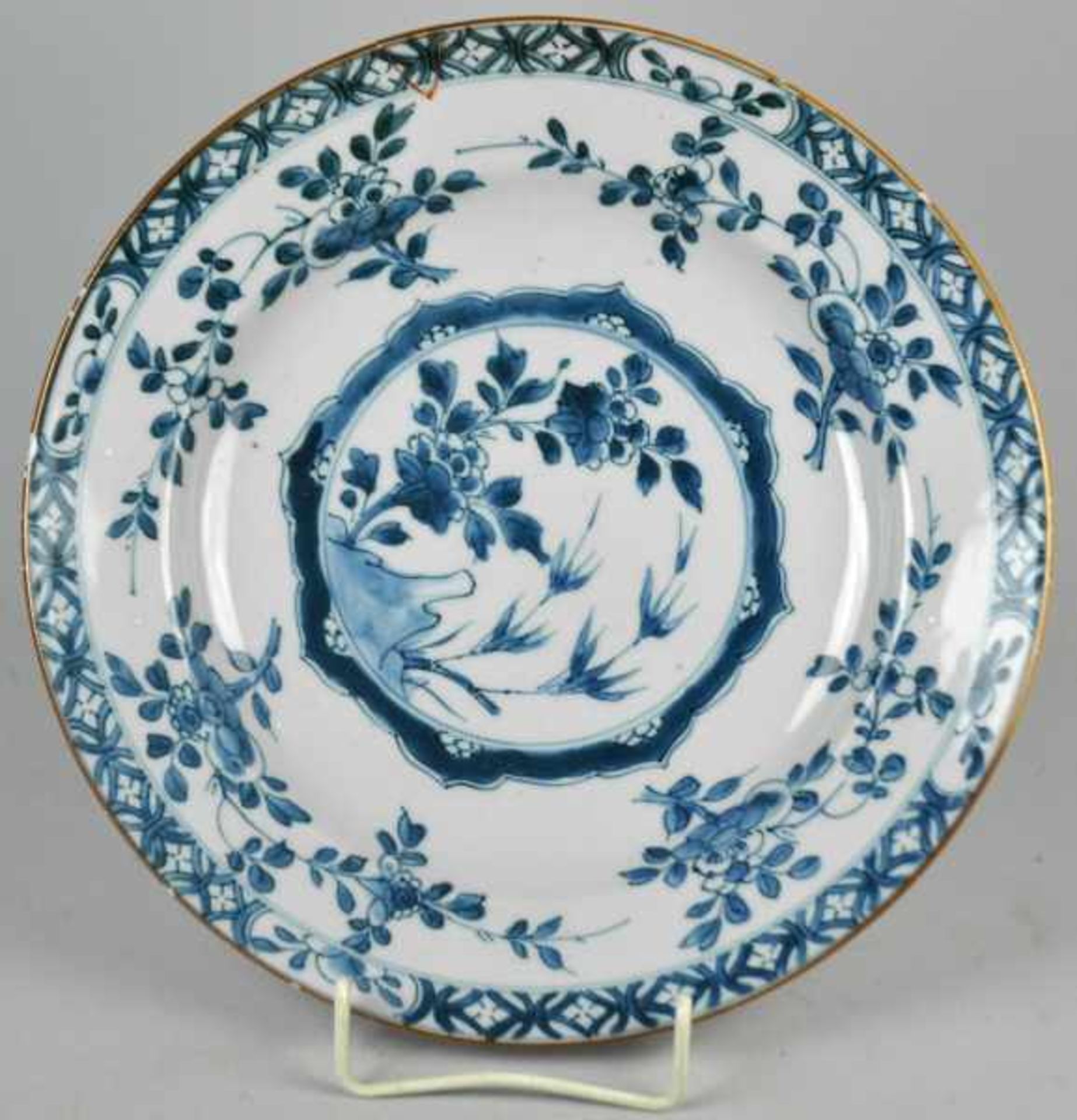 TELLER dekoriert mit floralem Dekor in Blaumalerei, China, 19.Jh., D 27,5cm, ein Riss rest., Rand