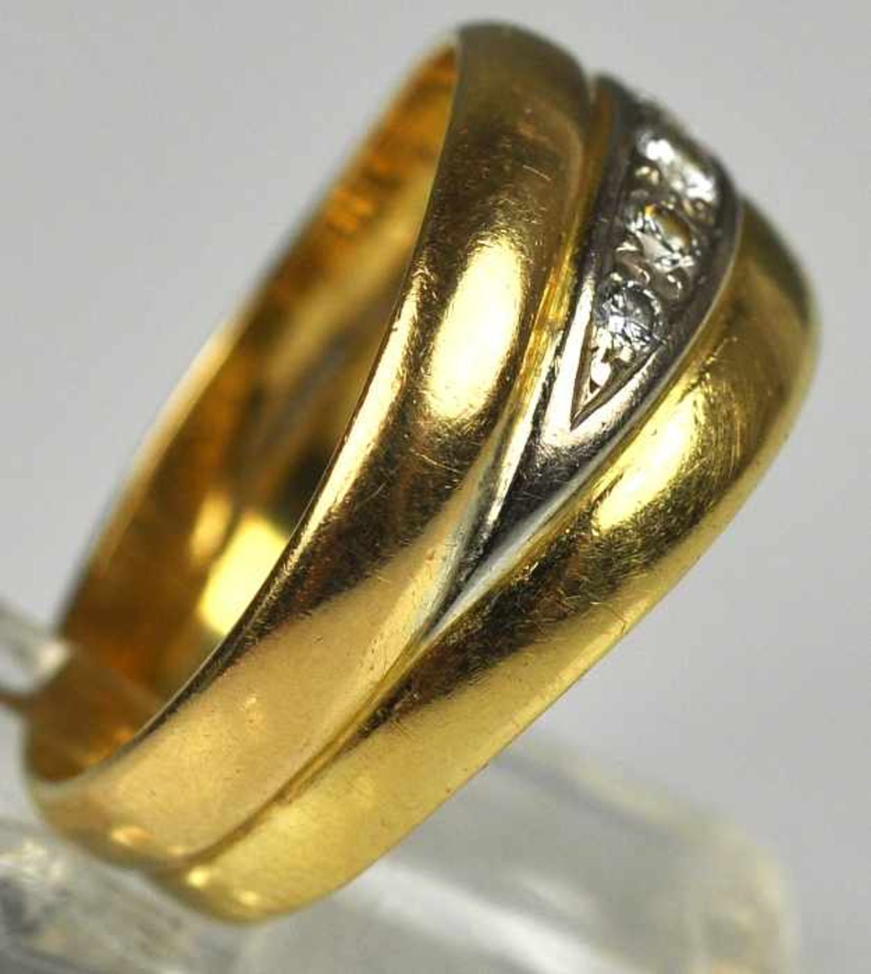 RING bicolor, gebogte Schauseite mit Band aus 5 Diamanten, Gelbgold 18ct, 5,3g, Gr. 56 - Bild 2 aus 2