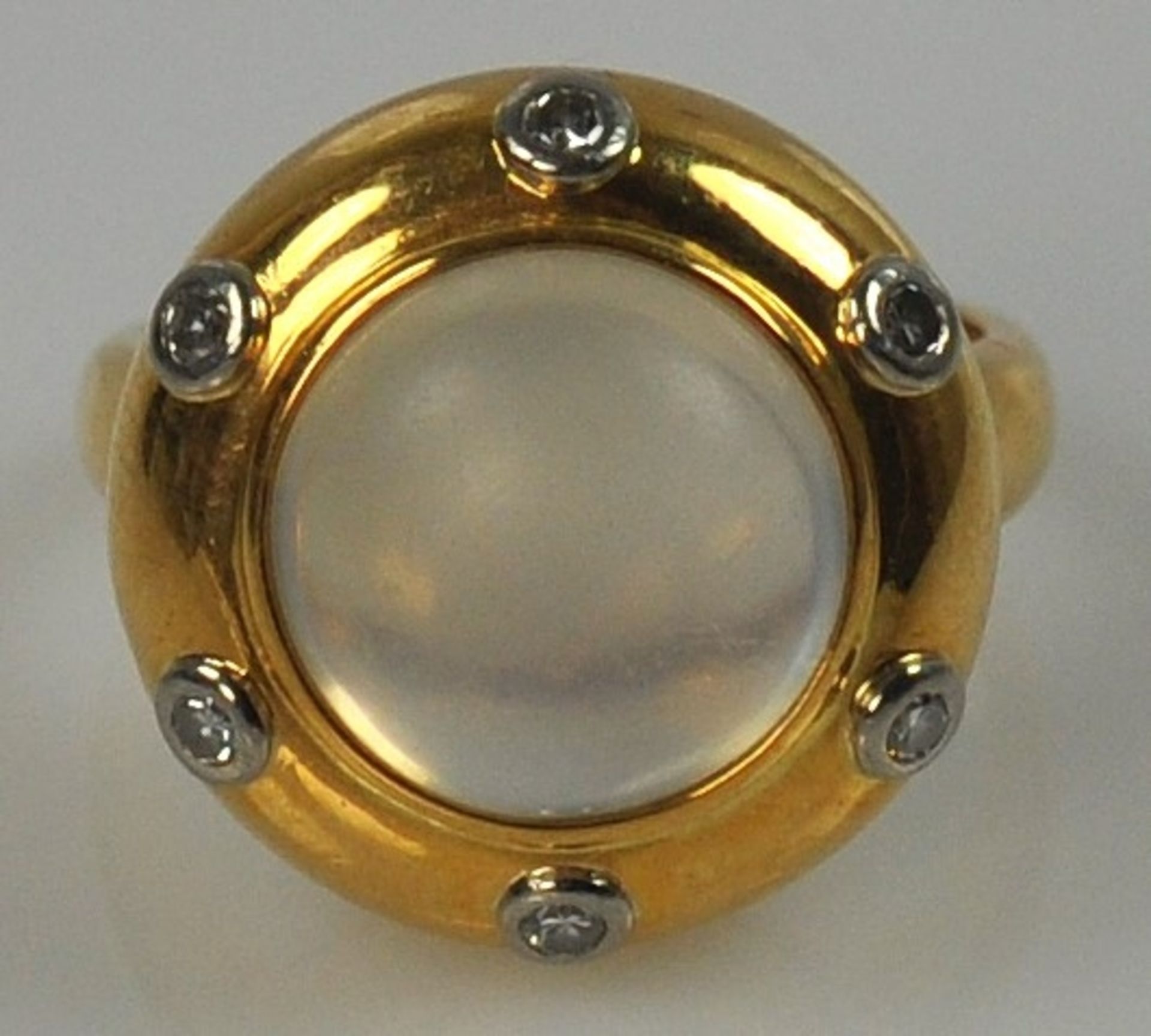 RING rund, mittig mattierter Mondsteincabochon mit starken Gebrauchsspuren, am Fassungsrand - Bild 3 aus 3