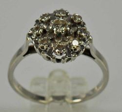RING Blütenform besetzt mit 9 kleinen Diamanten, einzeln gefasst in Weißgoldfassung 14ct, 3,8g,