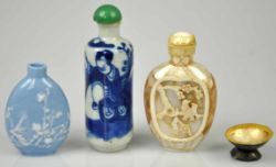 4 SNUFF BOTTLES bestehend aus einer Bottle aus Porzellan mit feiner Malerei in blau, einer aus