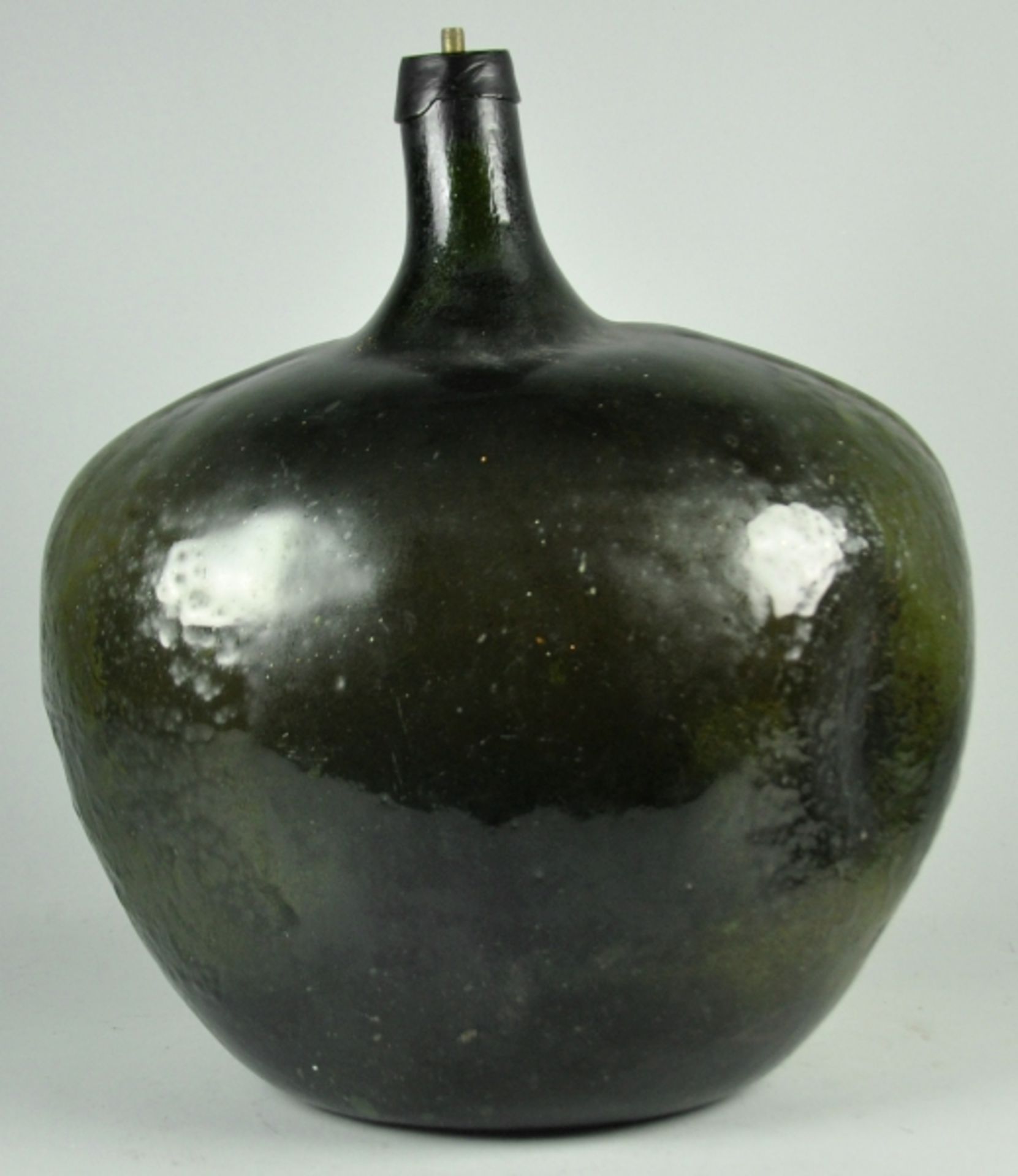 GLASFLASCHE dunkelgrünes mundgeblasenes Glas, auf der Vorderseite Darstellung einer Seeschlacht in - Image 3 of 3