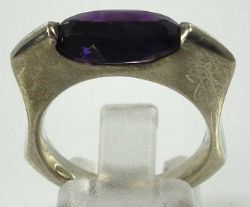 RING mit geschliffenem, ovalem Stein in Lila, wohl Amethyst, in moderner Sterlingsilberfassung,