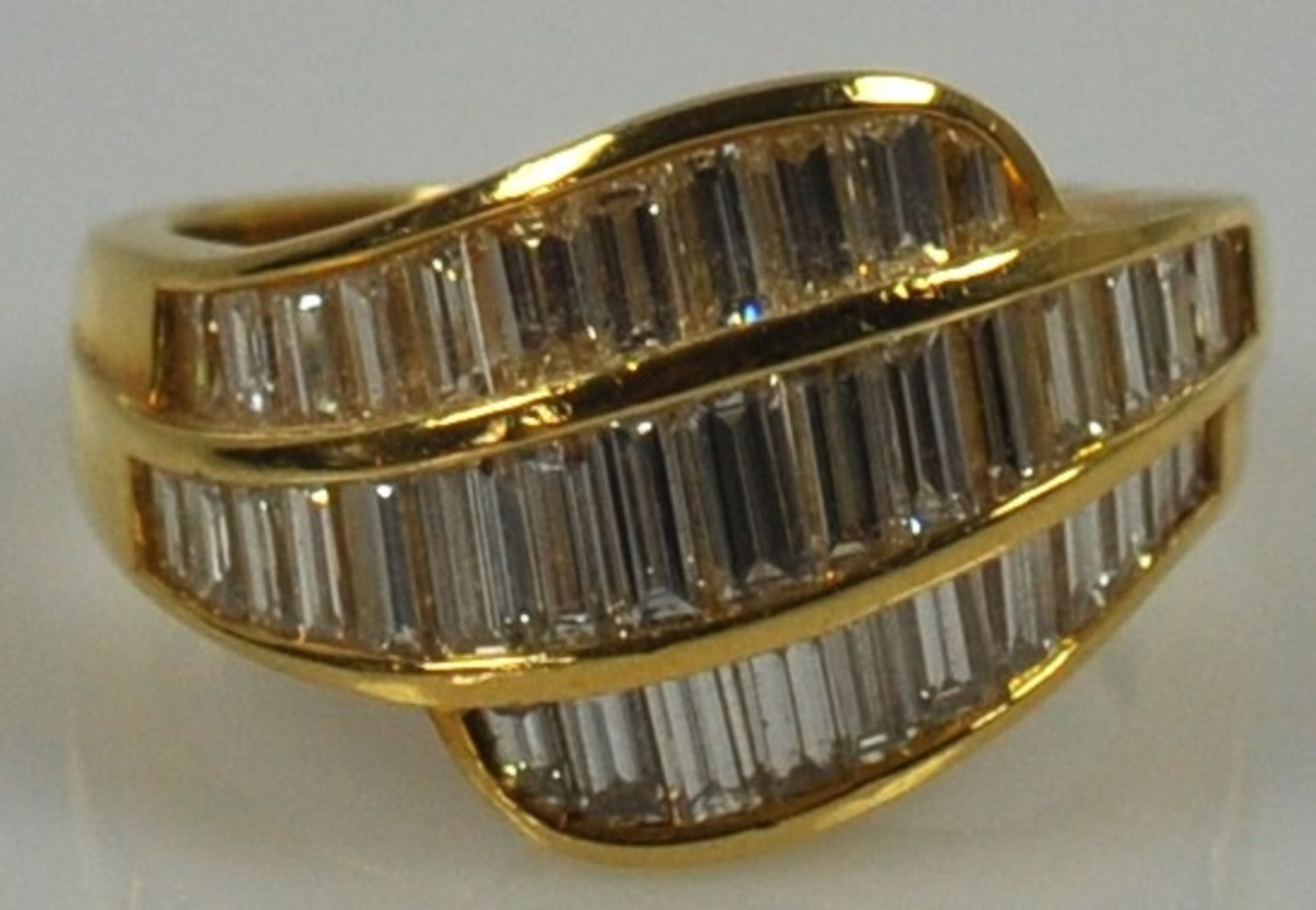 DIAMANTRING modernes Design, Schauseite in drei geschwungenen Reihen mit Diamantbaguettes in - Bild 2 aus 3