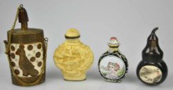 4 SNUFF BOTTLES bestehend aus einer Snuff bottle aus Metall, dekoriert mit Bein, eine in