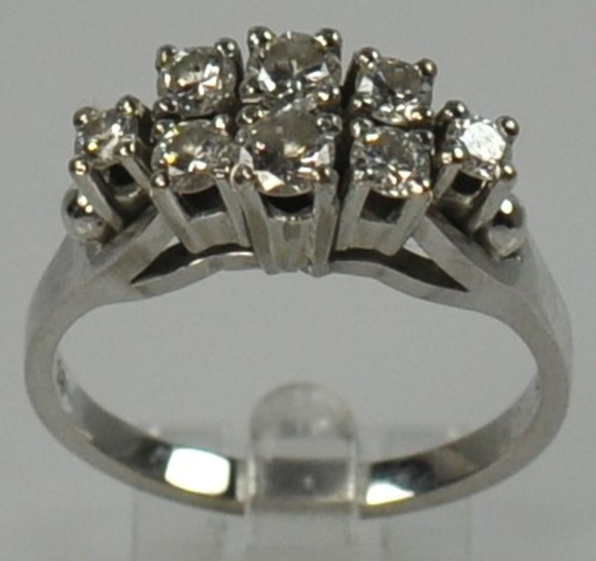 RING auf der Schauseite besetzt mit 8 gefassten Brillanten um 0,5ct, w, in Weißgoldfassung 14ct, Gr.