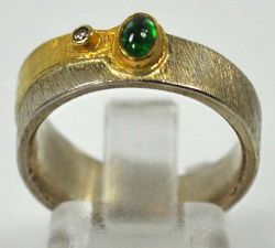 RING mit kleinem Smaragdcabochon in Goldfassung auf satiniertem Sterlingsilber-Reif, 7,2g,