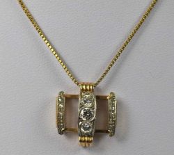 DIAMANT-ANHÄNGER an Kette, rechteckiger Anhänger aus drei mit Diamanten besetzten Bändern: mittig