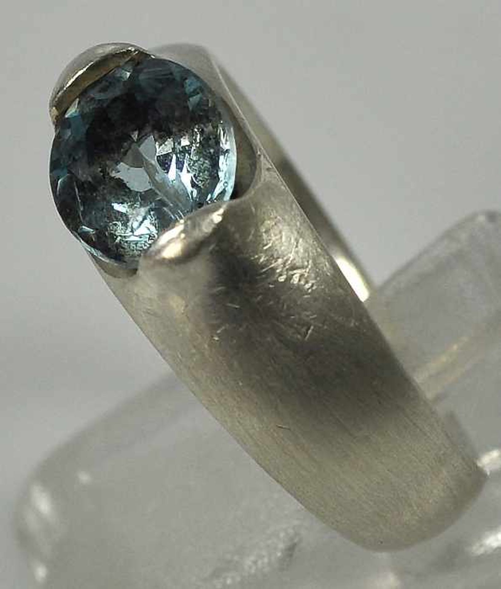 AQUAMARIN-RING ovaler, geschliffener Aquamarin 9x7mm in moderner, satinierter Sterlingsilberfassung, - Bild 2 aus 2