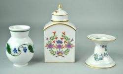 MEISSEN-LOT dreiteilig, bestehend aus kleiner Vase mit bauchigem Korpus und bemalt mit blauen Beeren